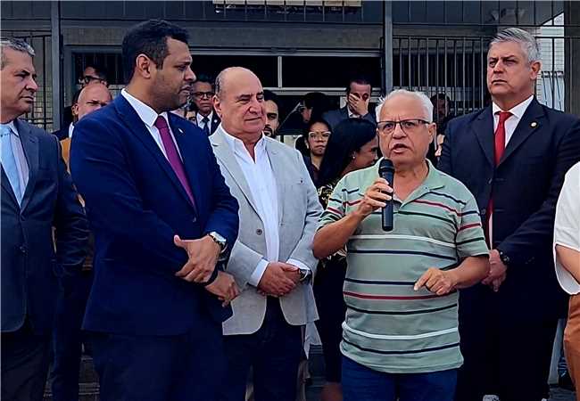 Na imagem o presidente da Câmara de Vereadores, Paulo Carqueija, ao lado do presidente da OAB de Ilhéus, o senhor Jackson Cupertino.